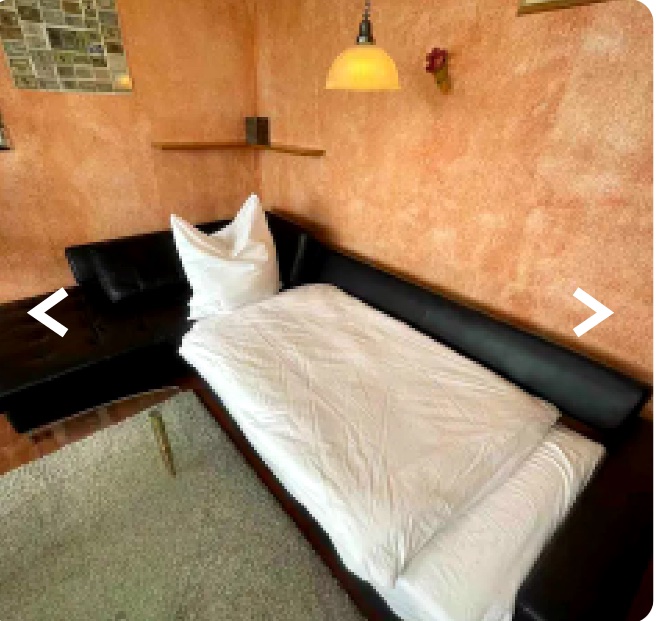 Wohnzimmer mit bezogener Schlafcouch